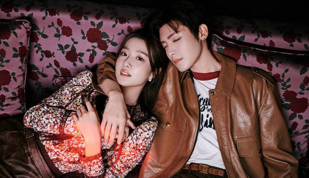 卢昱晓侯明昊弹吉他画面唯美 手捧鲜花CP感十足 -2