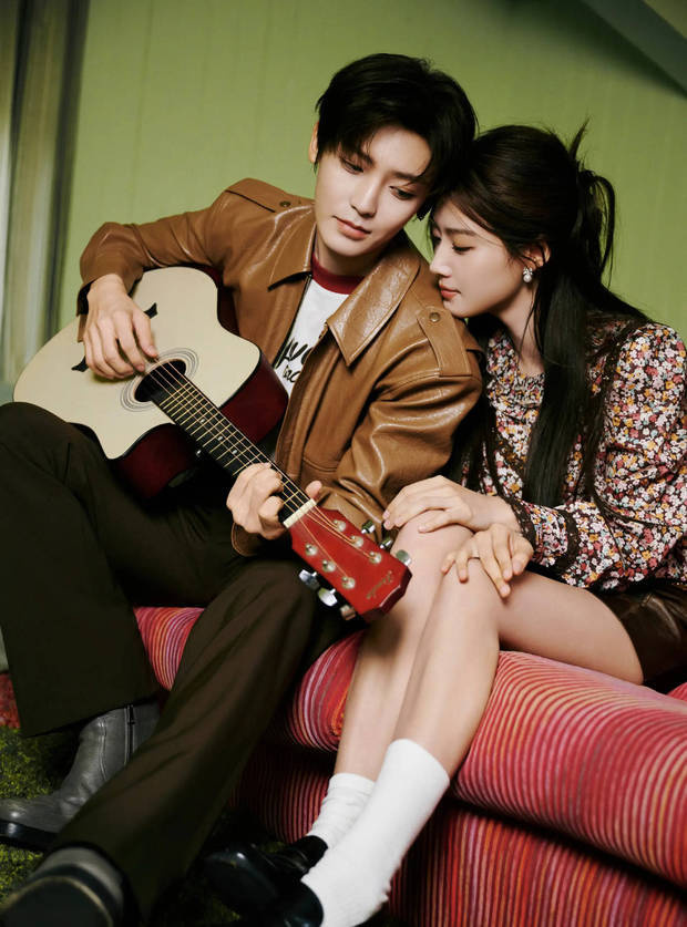 卢昱晓侯明昊弹吉他画面唯美 手捧鲜花CP感十足 -5