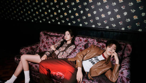 卢昱晓侯明昊弹吉他画面唯美 手捧鲜花CP感十足 -4