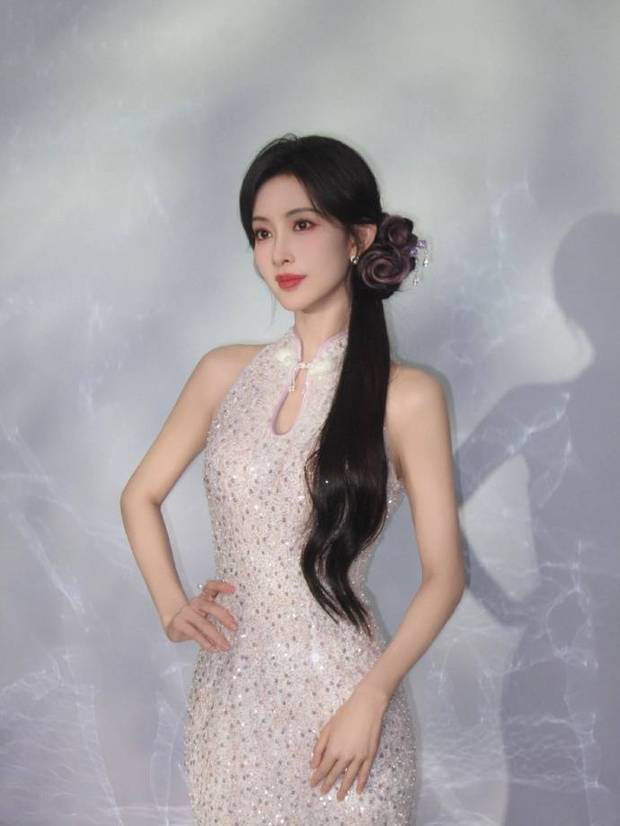 孟子义穿新中式旗袍温婉端庄 侧编发柔媚别致 -4