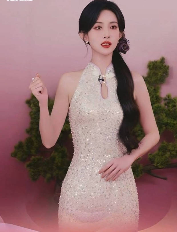 孟子义穿新中式旗袍温婉端庄 侧编发柔媚别致 -3