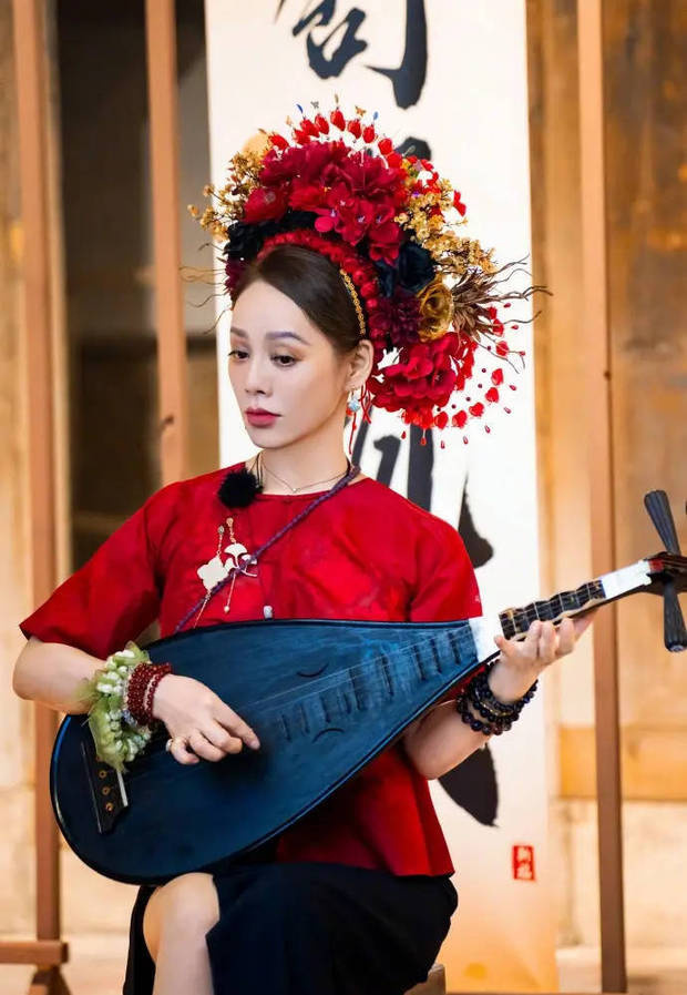 宁静戴簪花执扇轻舞，娴雅大气展东方韵味 -2