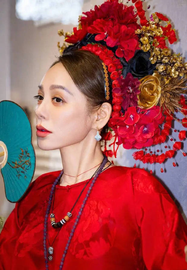 宁静戴簪花执扇轻舞，娴雅大气展东方韵味 -1