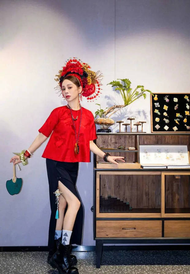 宁静戴簪花执扇轻舞，娴雅大气展东方韵味 -3