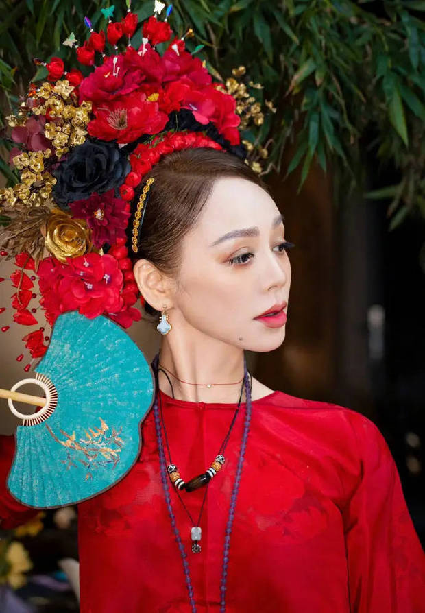 宁静戴簪花执扇轻舞，娴雅大气展东方韵味 -5