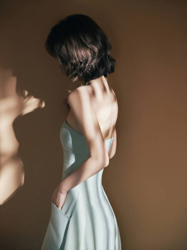 赵丽颖浅蓝抹胸裙温婉亮相 短发造型尽显优雅韵味 -5 赵丽颖浅蓝抹胸裙温婉亮相 短发造型尽显优雅韵味 -5