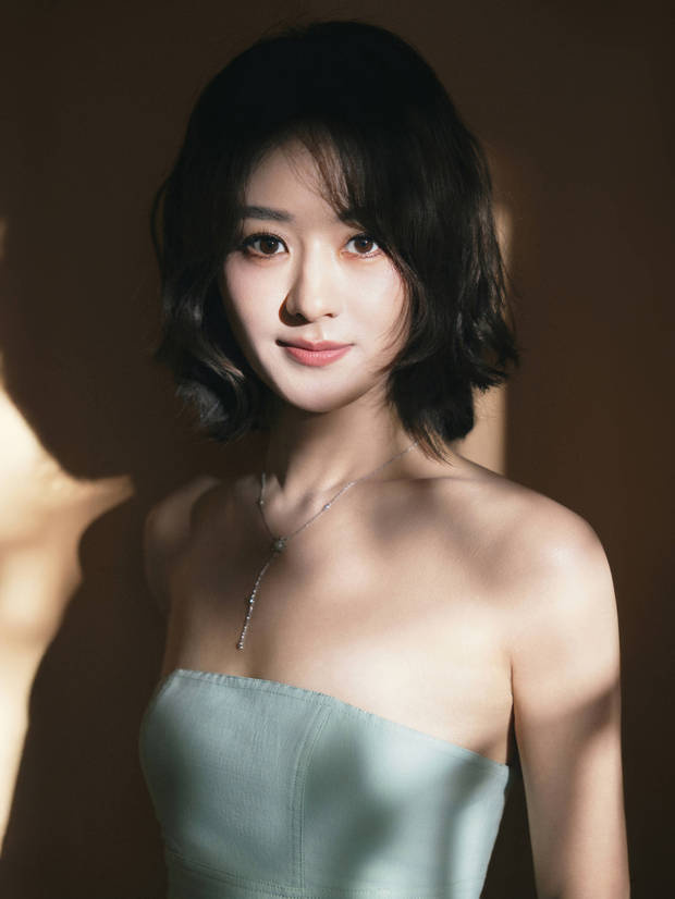 赵丽颖浅蓝抹胸裙温婉亮相 短发造型尽显优雅韵味 -4 赵丽颖浅蓝抹胸裙温婉亮相 短发造型尽显优雅韵味 -4