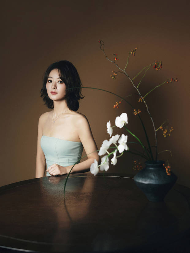 赵丽颖浅蓝抹胸裙温婉亮相 短发造型尽显优雅韵味 -2 赵丽颖浅蓝抹胸裙温婉亮相 短发造型尽显优雅韵味 -2