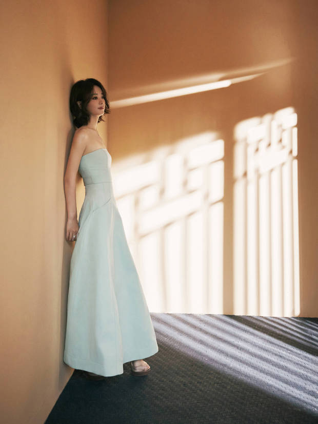 赵丽颖浅蓝抹胸裙温婉亮相 短发造型尽显优雅韵味 -1 赵丽颖浅蓝抹胸裙温婉亮相 短发造型尽显优雅韵味 -1