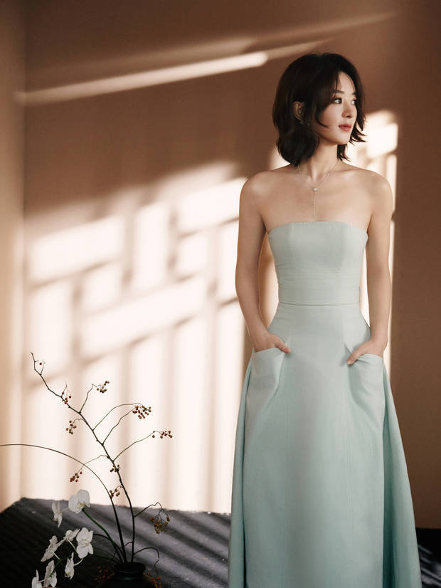 赵丽颖浅蓝抹胸裙温婉亮相 短发造型尽显优雅韵味 -7 赵丽颖浅蓝抹胸裙温婉亮相 短发造型尽显优雅韵味 -7
