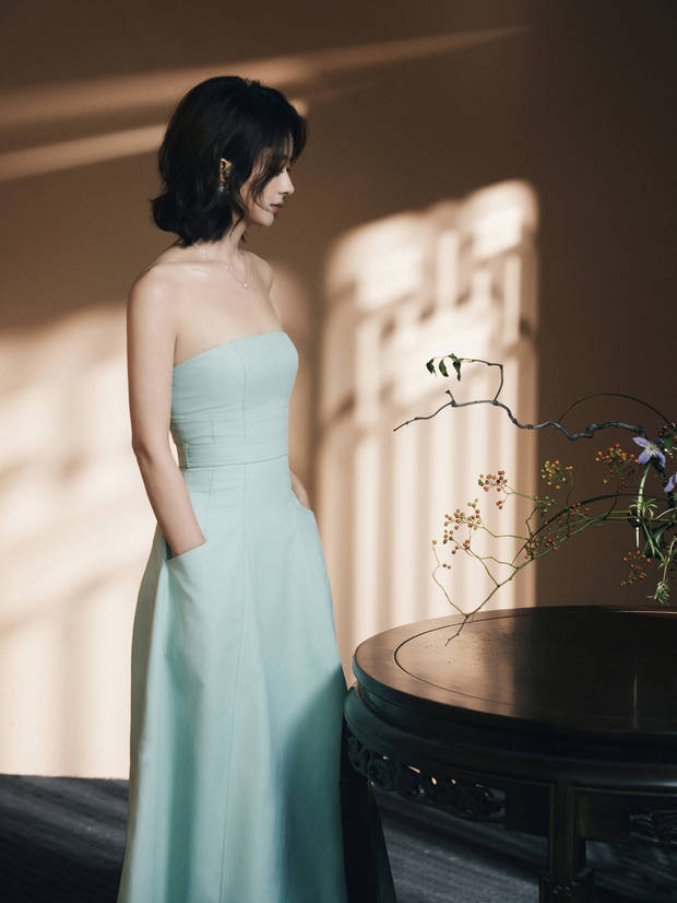 赵丽颖浅蓝抹胸裙温婉亮相 短发造型尽显优雅韵味 -9 赵丽颖浅蓝抹胸裙温婉亮相 短发造型尽显优雅韵味 -9