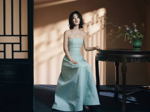 赵丽颖浅蓝抹胸裙温婉亮相 短发造型尽显优雅韵味 -8 赵丽颖浅蓝抹胸裙温婉亮相 短发造型尽显优雅韵味 -8