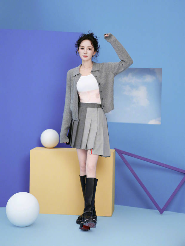 杨幂穿灰短裙卷发造型活泼似少女 -1