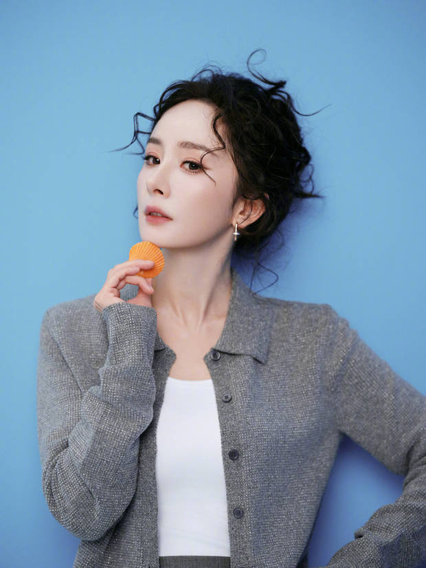 杨幂穿灰短裙卷发造型活泼似少女 -4