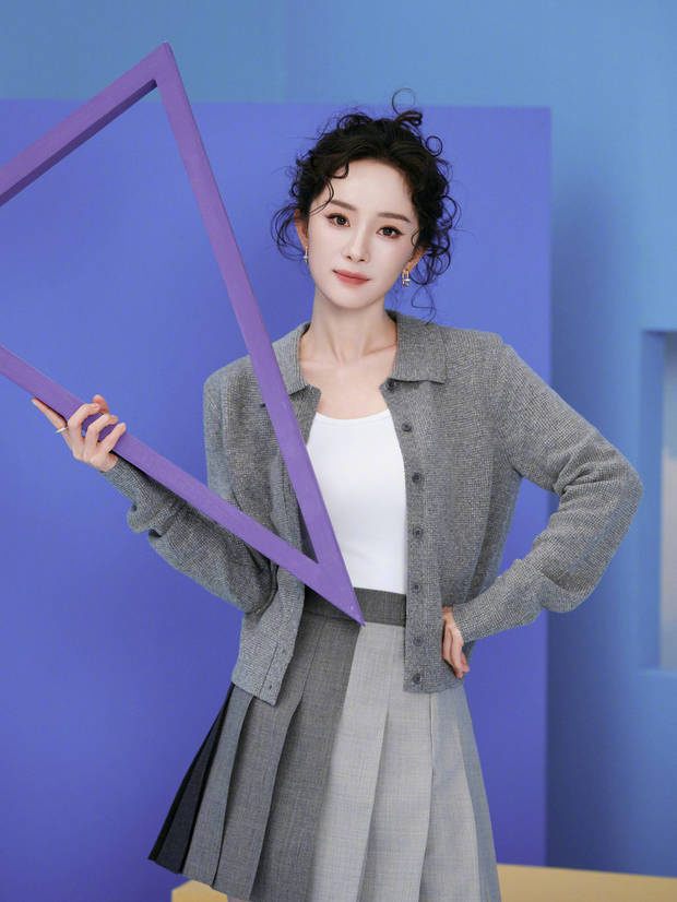 杨幂穿灰短裙卷发造型活泼似少女 -5