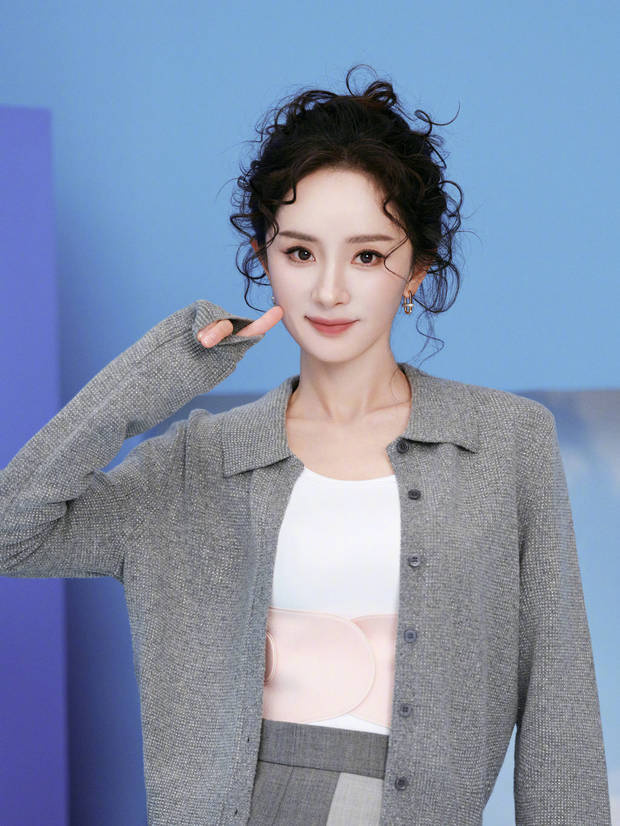 杨幂穿灰短裙卷发造型活泼似少女 -3