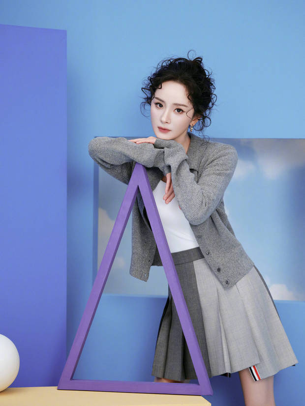 杨幂穿灰短裙卷发造型活泼似少女 -6