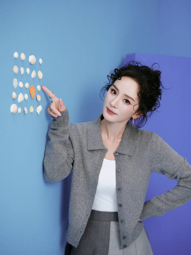 杨幂穿灰短裙卷发造型活泼似少女 -8