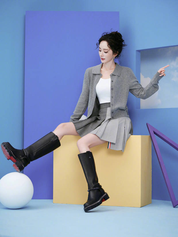 杨幂穿灰短裙卷发造型活泼似少女 -7