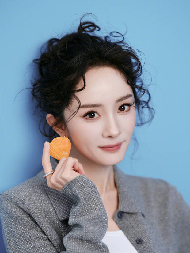 杨幂穿灰短裙卷发造型活泼似少女 -2