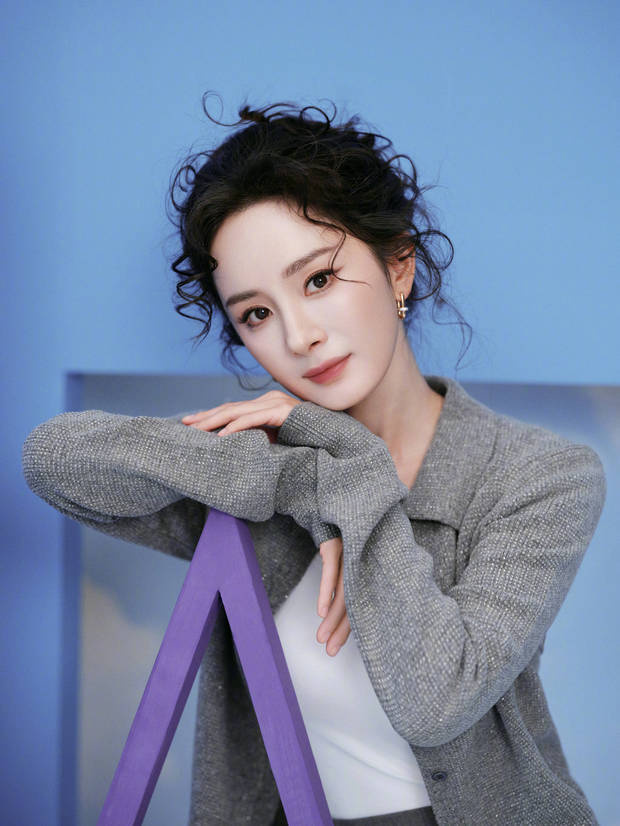 杨幂穿灰短裙卷发造型活泼似少女 -11