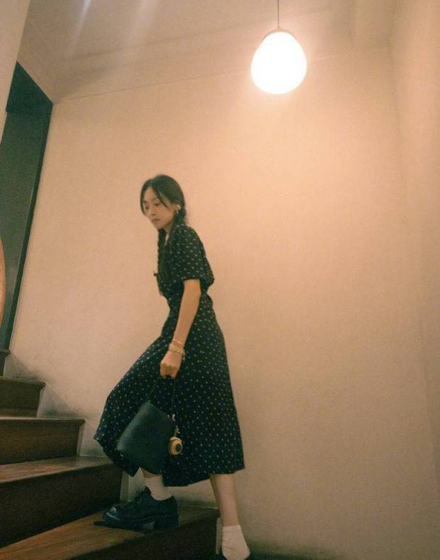 宋茜穿波点碎花裙清甜可人 阳光下自由漫步显明媚 -5