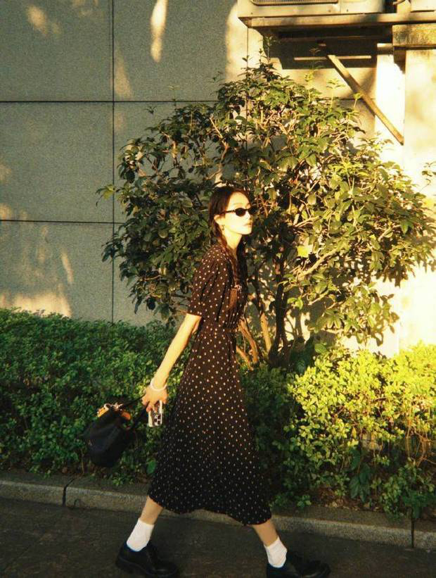 宋茜穿波点碎花裙清甜可人 阳光下自由漫步显明媚 -4