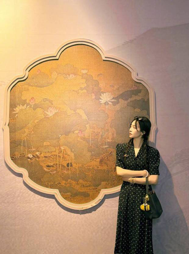 宋茜穿波点碎花裙清甜可人 阳光下自由漫步显明媚 -2