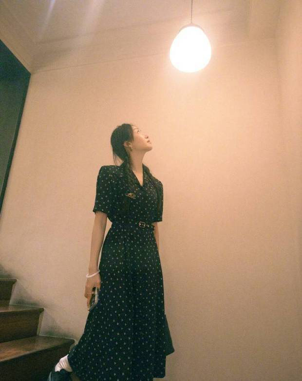 宋茜穿波点碎花裙清甜可人 阳光下自由漫步显明媚 -3