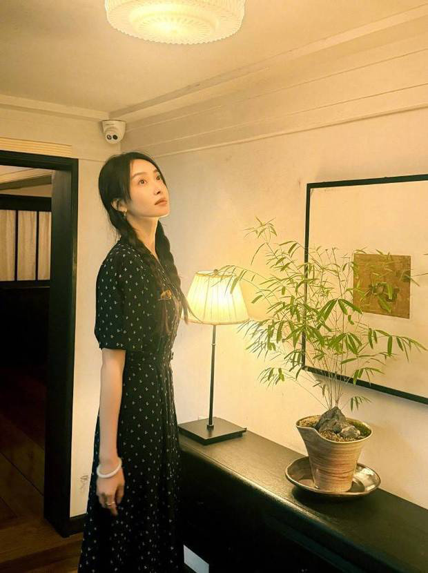 宋茜穿波点碎花裙清甜可人 阳光下自由漫步显明媚 -1