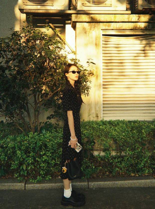 宋茜穿波点碎花裙清甜可人 阳光下自由漫步显明媚 -7