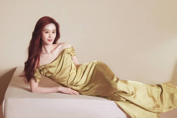 刘诗诗一字肩长裙秀窈窕身姿 红发慵懒如美人鱼 -1