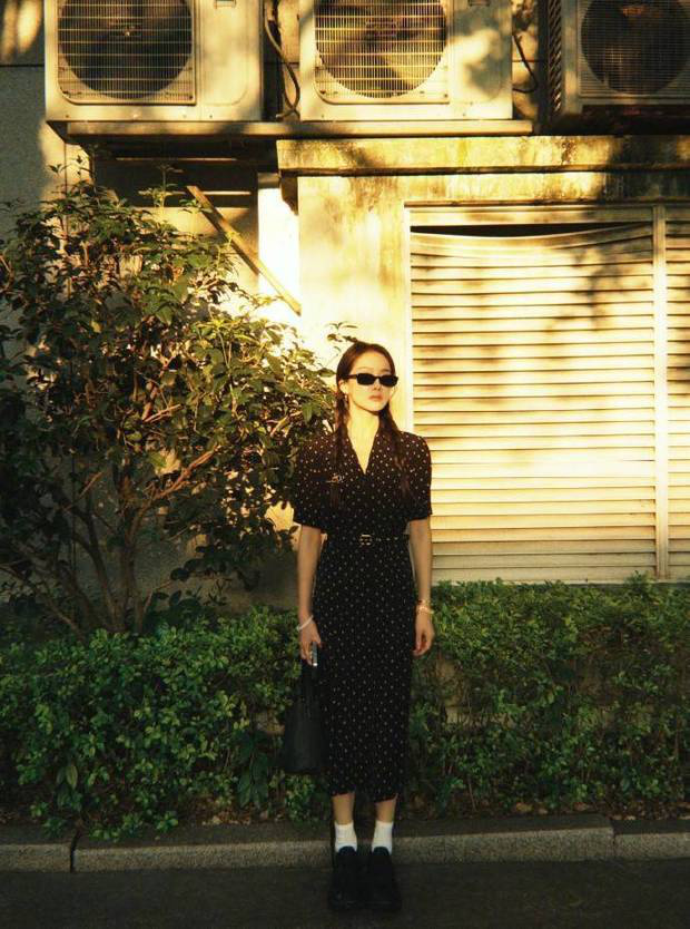 宋茜穿波点碎花裙清甜可人 阳光下自由漫步显明媚 -6