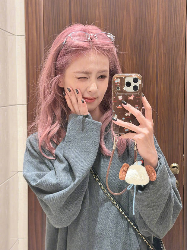 白鹿粉发造型休闲自拍 对镜耍帅可爱满分 -2