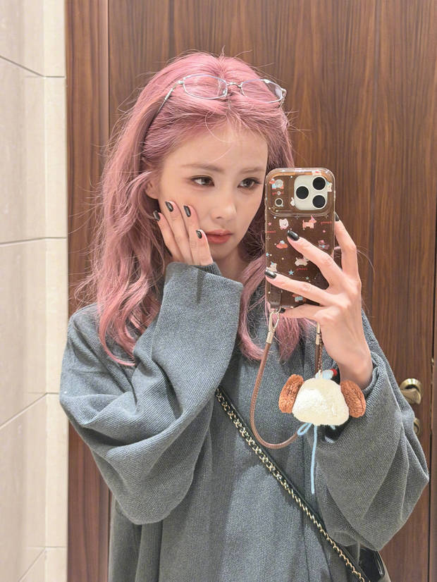 白鹿粉发造型休闲自拍 对镜耍帅可爱满分 -1