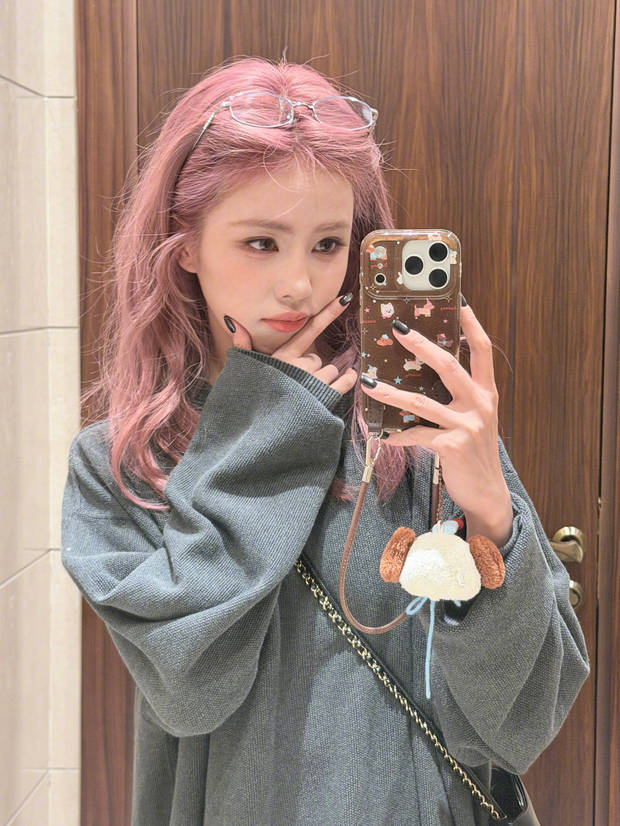 白鹿粉发造型休闲自拍 对镜耍帅可爱满分 -3