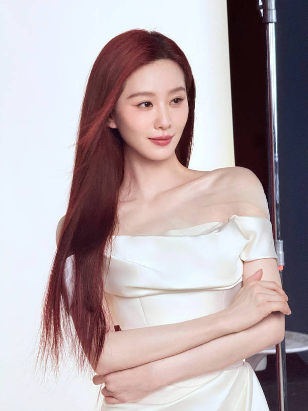 刘诗诗一字肩长裙秀窈窕身姿 红发慵懒如美人鱼 -5