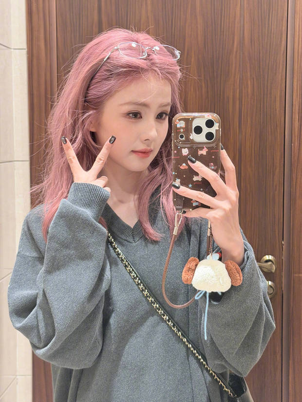 白鹿粉发造型休闲自拍 对镜耍帅可爱满分 -7