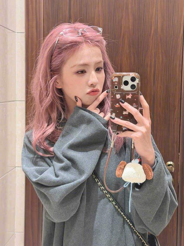 白鹿粉发造型休闲自拍 对镜耍帅可爱满分 -4