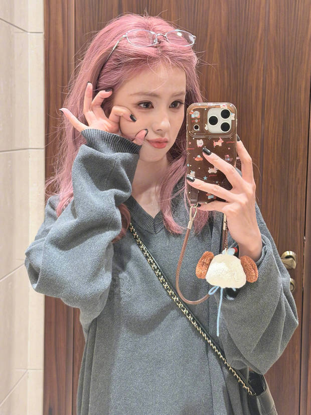 白鹿粉发造型休闲自拍 对镜耍帅可爱满分 -6