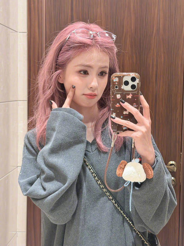 白鹿粉发造型休闲自拍 对镜耍帅可爱满分 -5