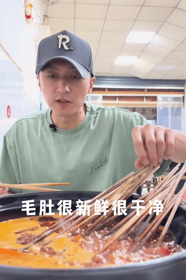 谢霆锋重庆品尝串串香，辣味十足超满足