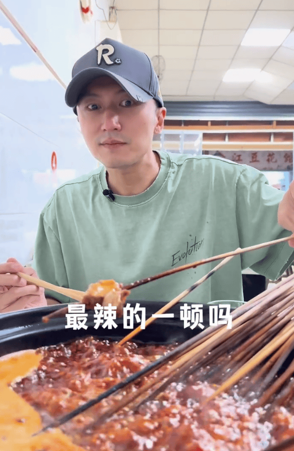 谢霆锋现身重庆小馆吃串串香 辣得过瘾超满足 -4 谢霆锋现身重庆小馆吃串串香 辣得过瘾超满足 -4