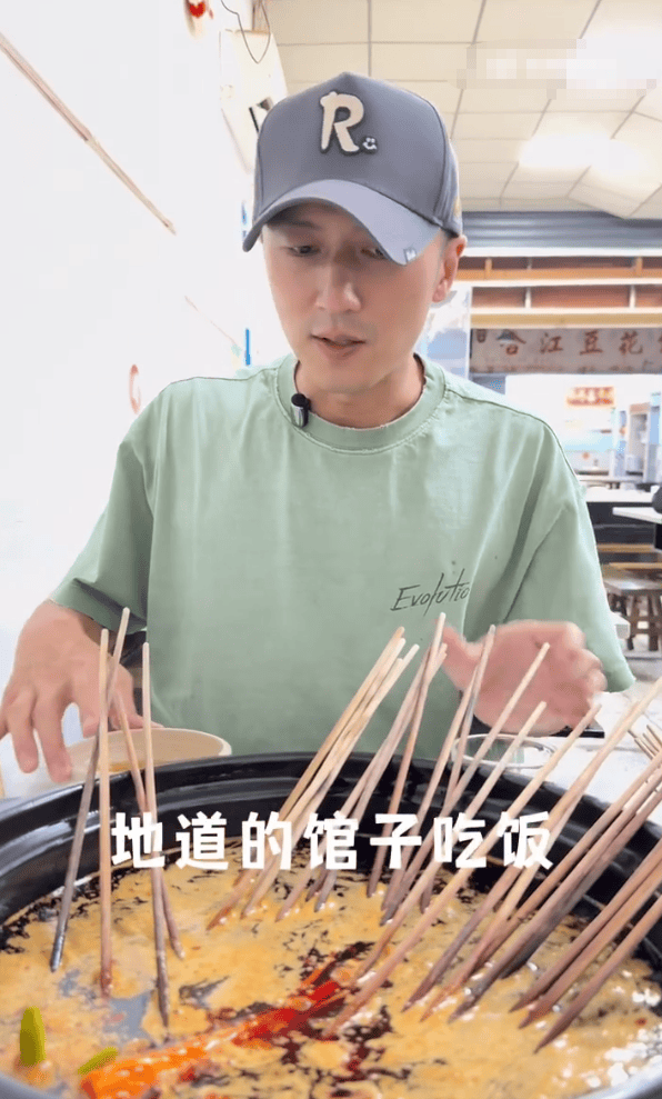 谢霆锋现身重庆小馆吃串串香 辣得过瘾超满足 -3 谢霆锋现身重庆小馆吃串串香 辣得过瘾超满足 -3