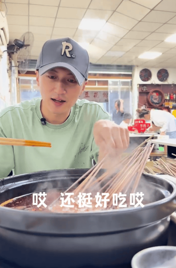 谢霆锋现身重庆小馆吃串串香 辣得过瘾超满足 -5 谢霆锋现身重庆小馆吃串串香 辣得过瘾超满足 -5