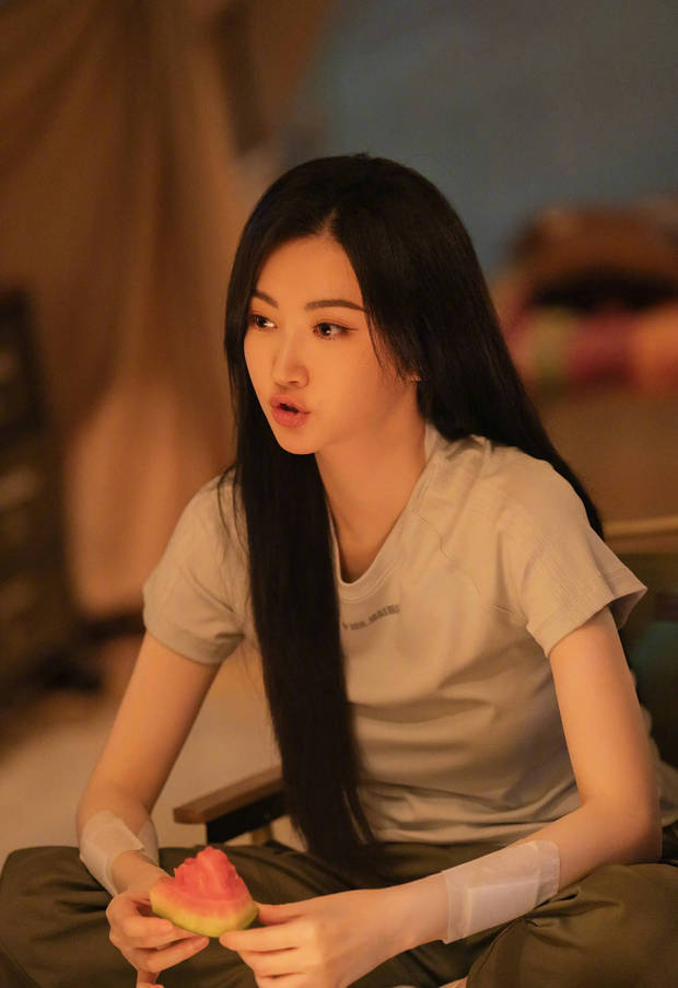 景甜晒露营美照吃西瓜比心 少女感十足 -3 景甜晒露营美照吃西瓜比心 少女感十足 -3