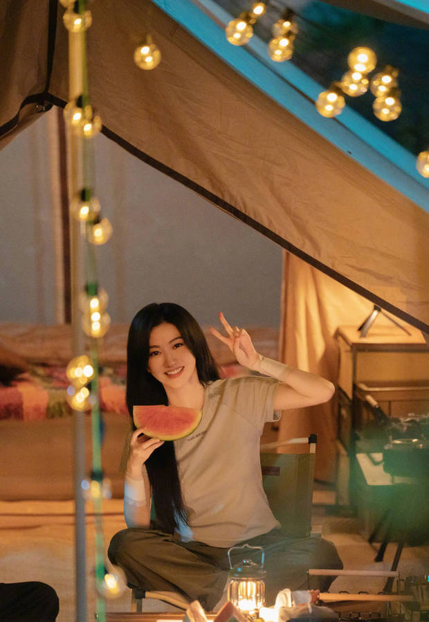 景甜晒露营美照吃西瓜比心 少女感十足 -1 景甜晒露营美照吃西瓜比心 少女感十足 -1