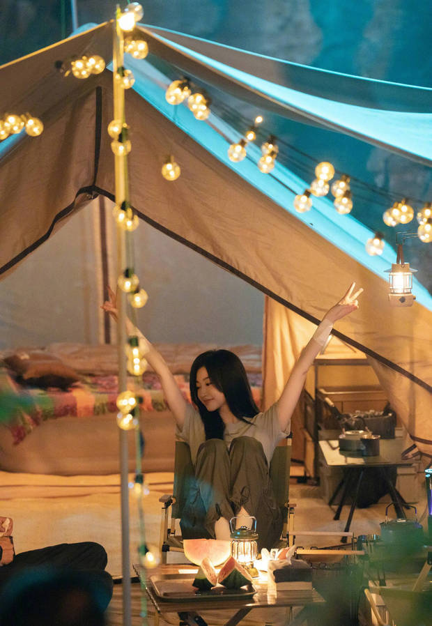 景甜晒露营美照吃西瓜比心 少女感十足 -4 景甜晒露营美照吃西瓜比心 少女感十足 -4