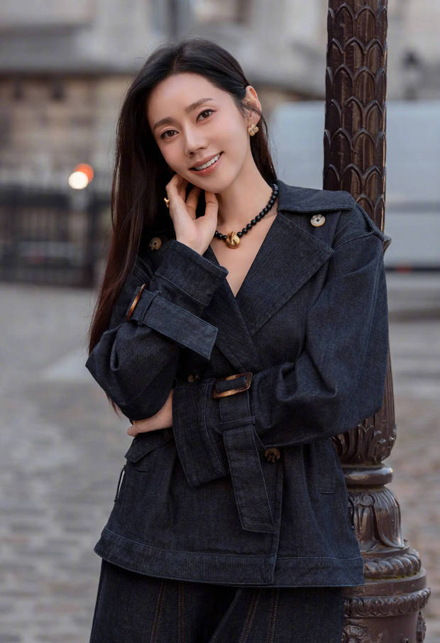 秋瓷炫巴黎街头惬意漫步 沐浴暖阳状态舒展 -1