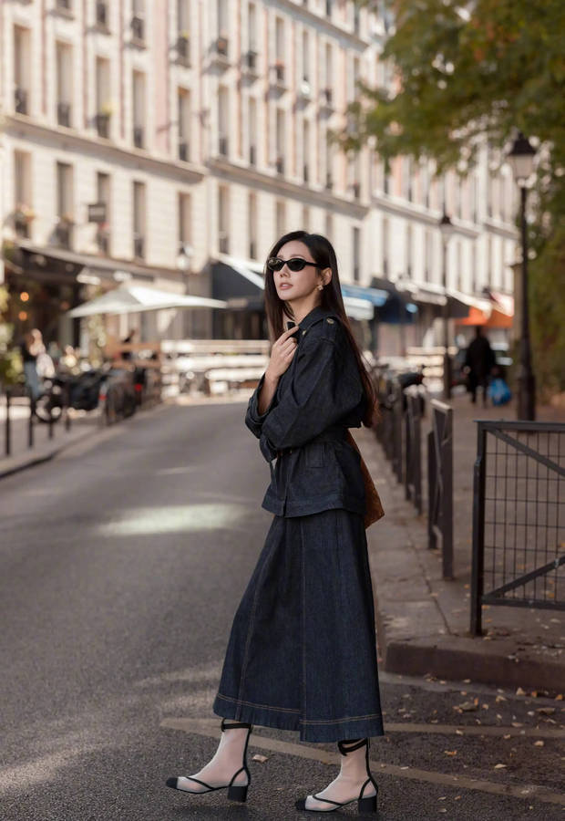 秋瓷炫巴黎街头惬意漫步 沐浴暖阳状态舒展 -2